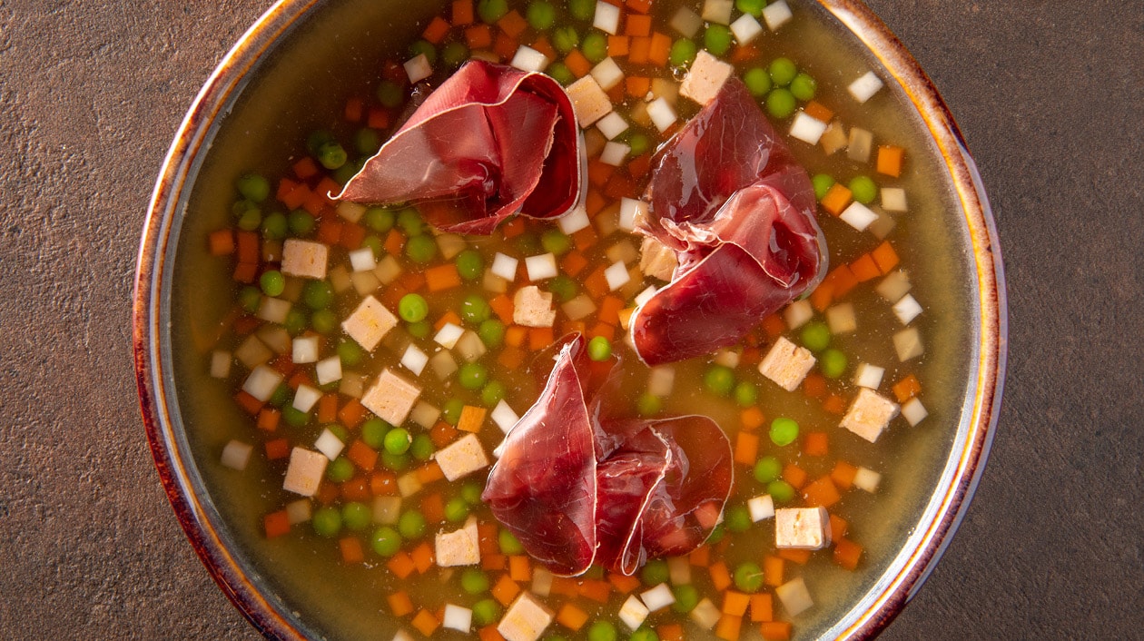Heldere vleesbouillon met groentebrunoise, eendenlever en bresaola – - Recept 