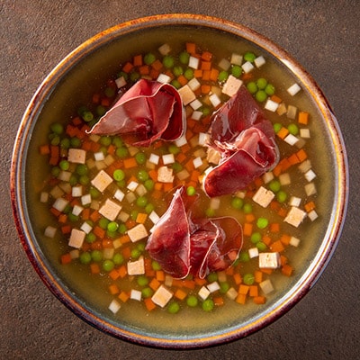 Bouillon de viande  avec des légumes fins, foie de canard et bresaola