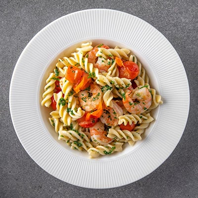 Scampi à l’ail, tomates cerises et fusilli