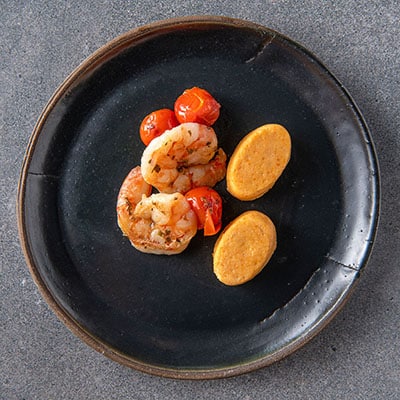 Scampi’s met look, kerstomaten en fusilli als fingerfood