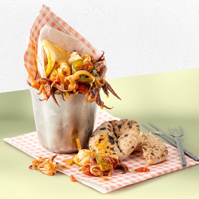 Calamars avec une vinaigrette de courgettes et de tomates