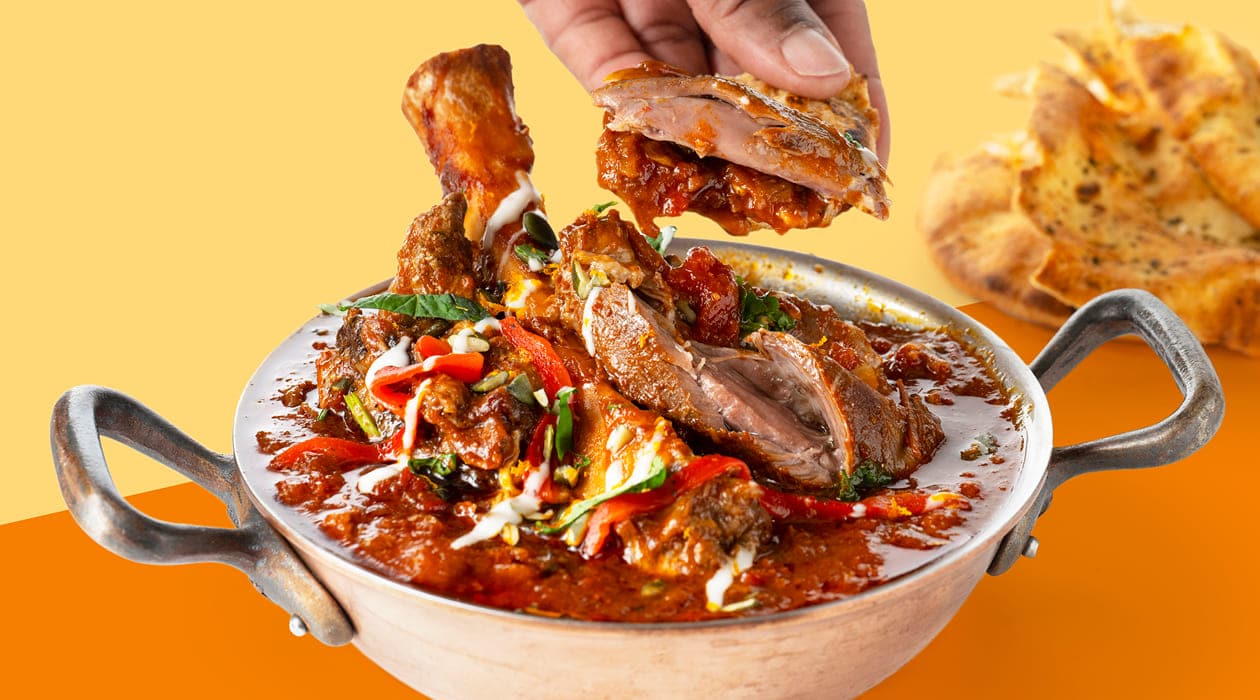 Traaggegaarde lamsschenkel in rijke tomatensaus – - Recept 