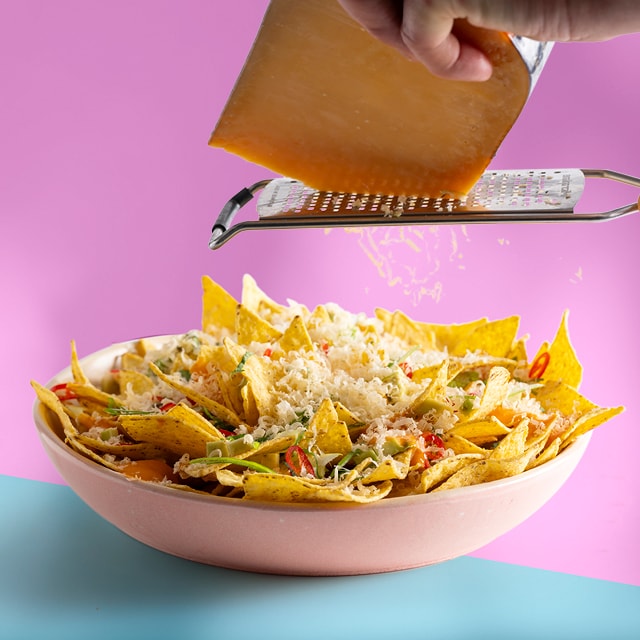 Nachos deluxe met espuma van kaas en tomaat