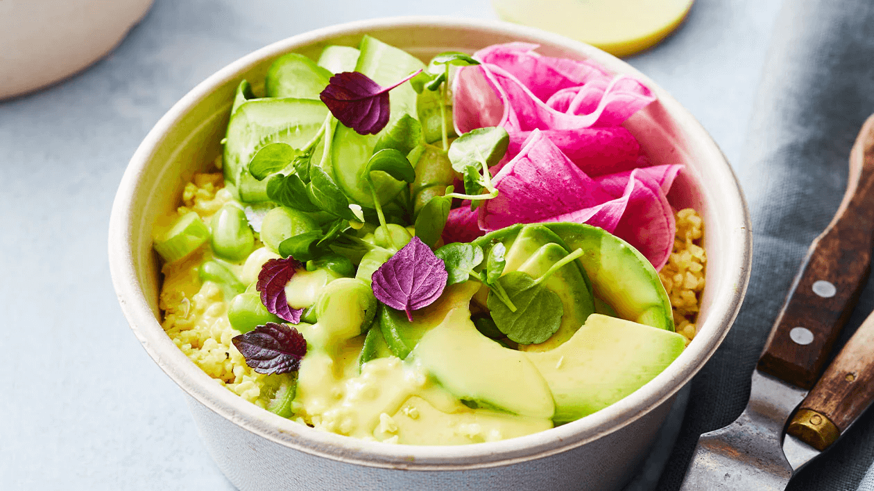 Bulgur salade met avocado, radijs en dressing fijne kruiden (delivery) – Recept 