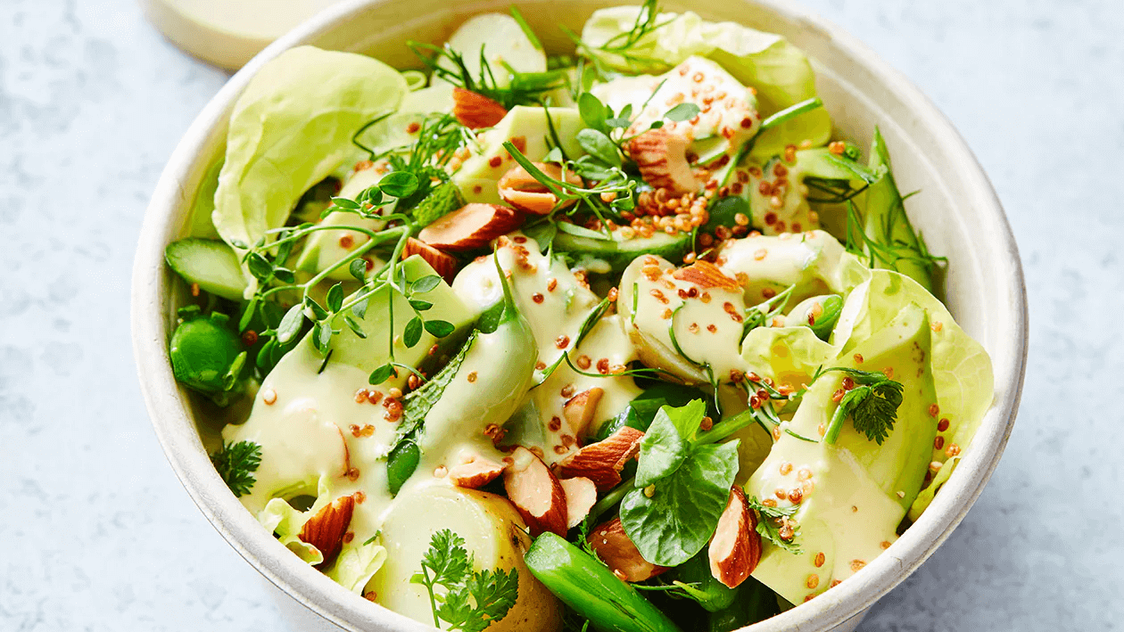 Groene salade met boontjes, kruiden en gerookte amandelen (delivery) – Recept 