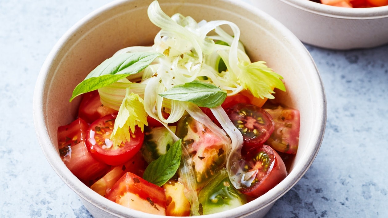 Gemengde tomaten salade met venkel, bleekselderij en lavas (delivery) – - Recept 