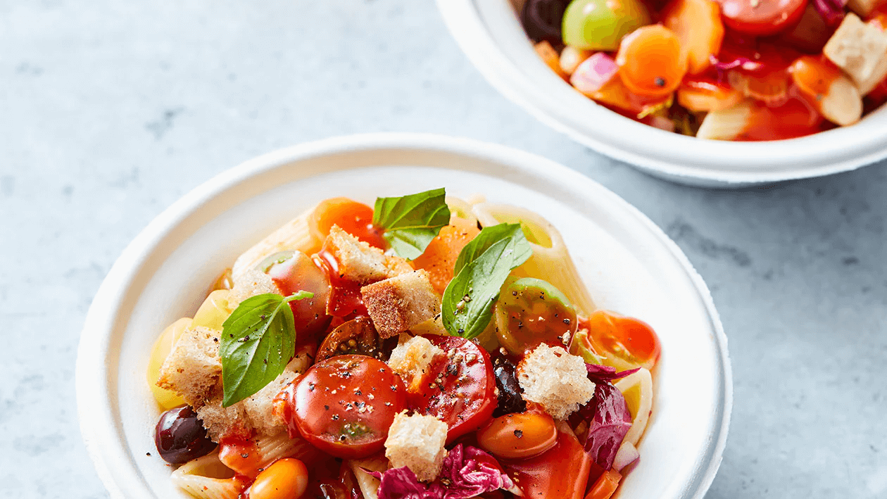 Italiaanse pasta salade met cherry tomaatjes en basilicum (delivery) – - Recept 