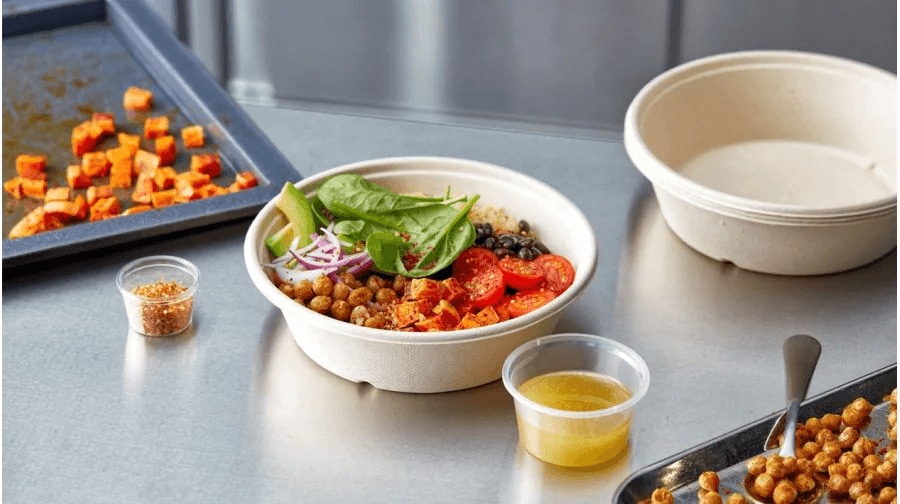 Buddha bowl avec quinoa, patate douce rôtie et pois chiches frits (livraison) – - Recette