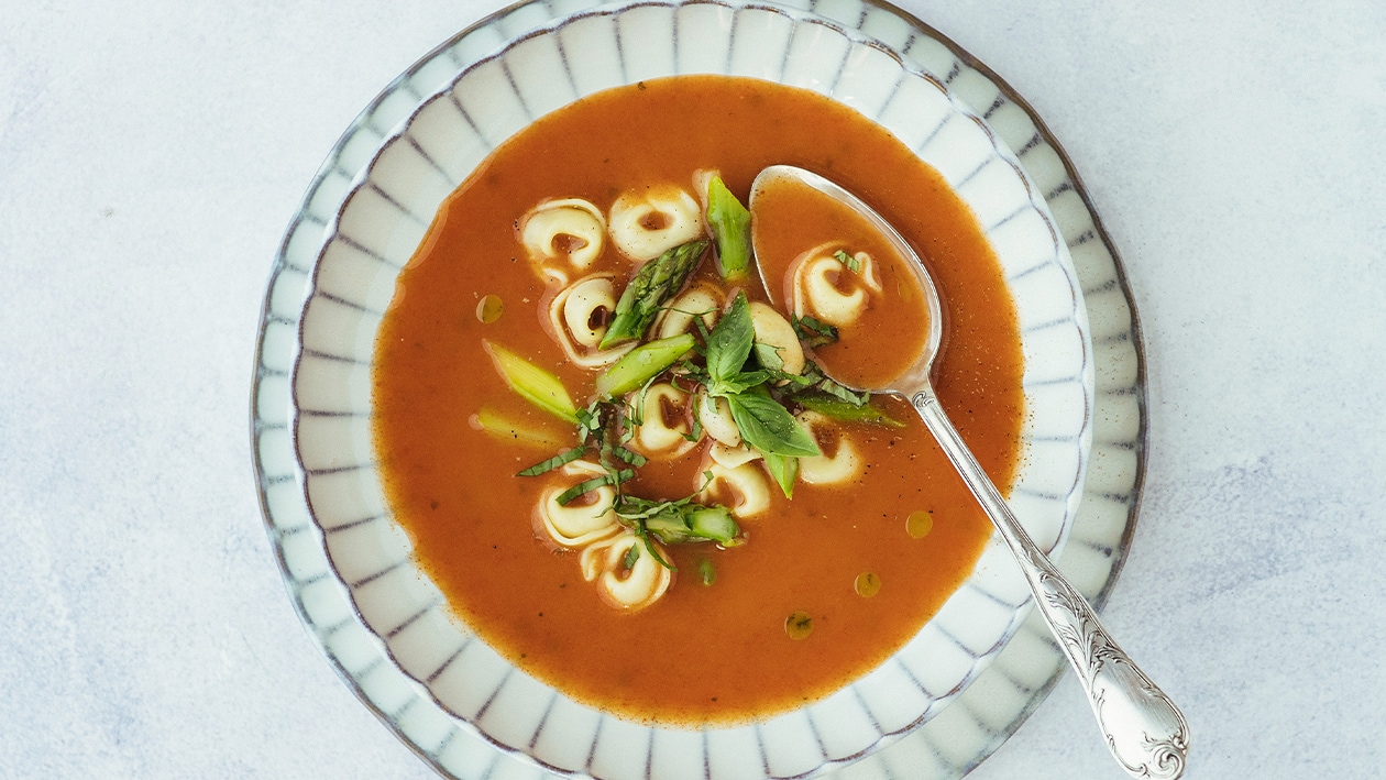 Soupe toscane à la tomate avec asperges vertes et tortellinis – - Recette