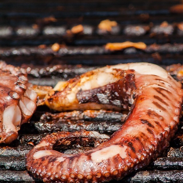 Tapas espagnoles avec bois, fumée et feu