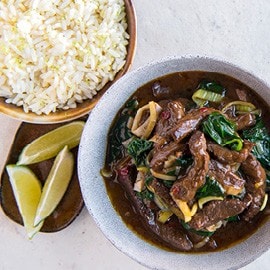 Lanières de bœuf thaïes cuites à l’étuvée aux épinards et aux poireaux