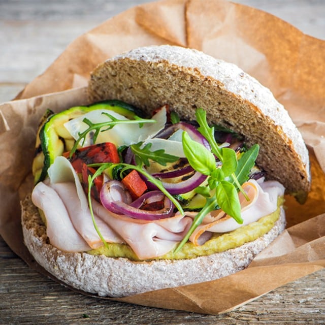 Focaccia italienne avec jambon de Parme, mozzarella et pesto