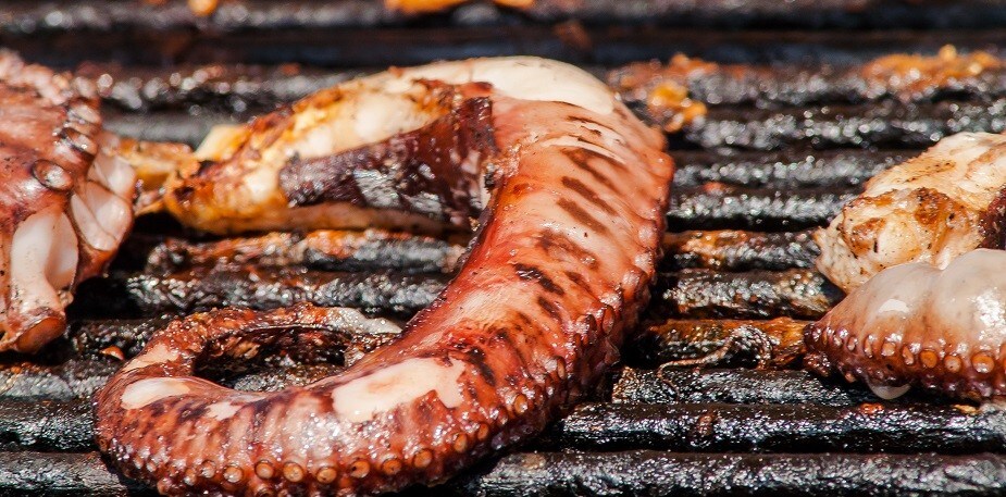 Spaanse tapas met hout, rook en vuur