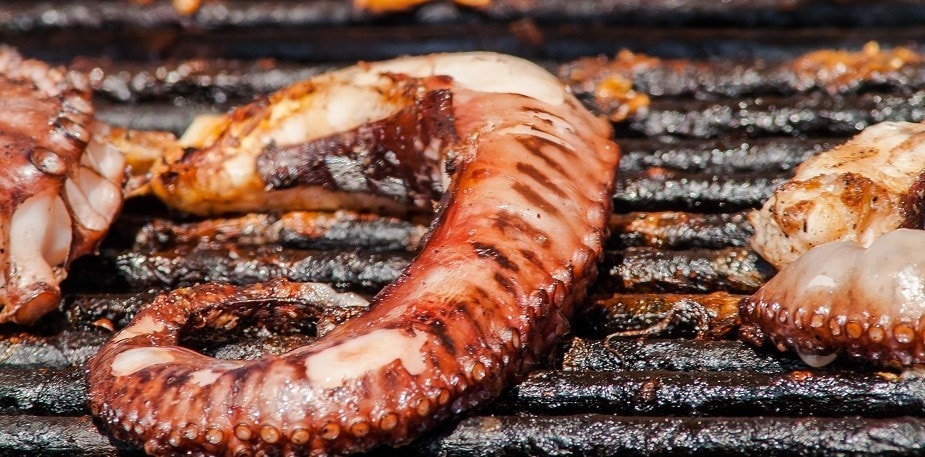 Spaanse tapas met hout, rook en vuur