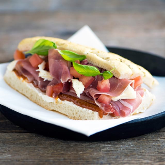 Italiaanse focaccia met Parmaham, mozzarella en pesto