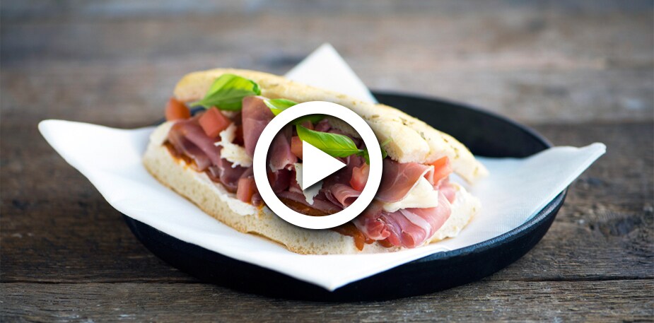 Italiaanse focaccia met Parmaham, mozzarella en pesto