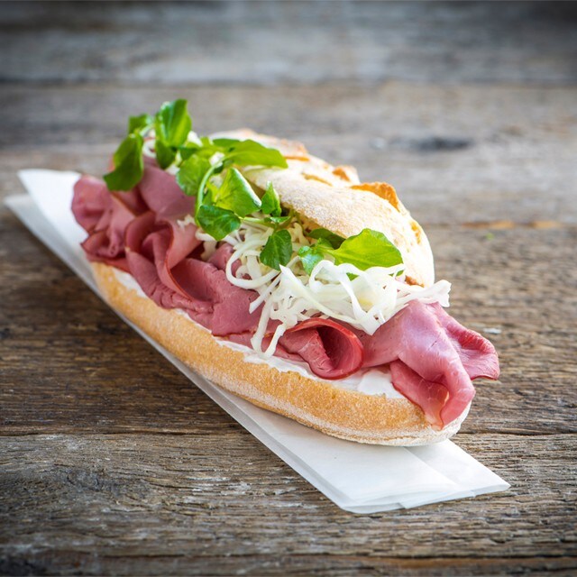 Pastramisandwich met zoetzure kool en waterkers