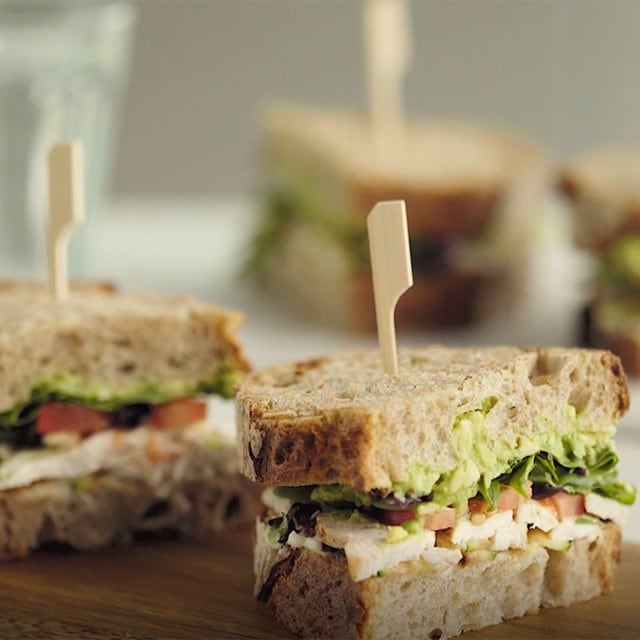 Sandwich courgette, avocado, tomaat en kaas met Hellmann's Deli