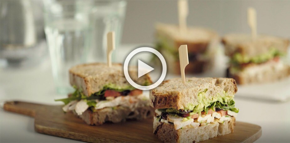 Sandwich courgette, avocado, tomaat en kaas met Hellmann's Deli
