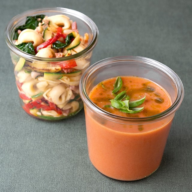 Tomatensoep met tortellini en courgette