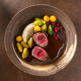 2. Ree/mousseline van knolselder/airelles/spruit/Chinonsaus met jeneverbes